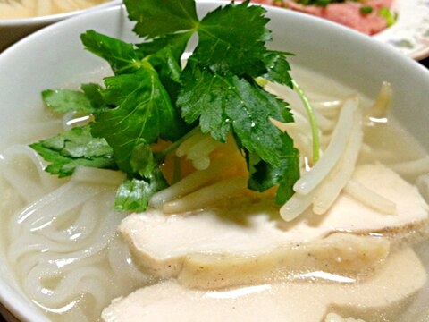 蒸し鶏のフォーです☆喉ごしちゅるるん～♪アジア麺☆